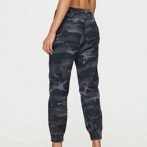NWT Aritzia TNA New Alix Dark Eclipse Camo Cargo Jogger Pants Size Medium